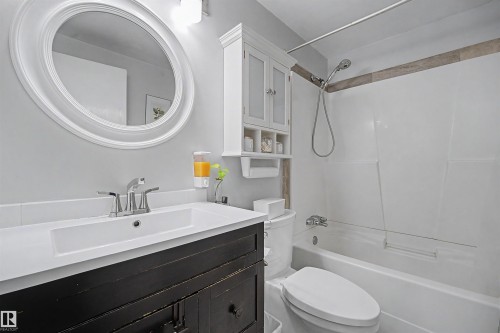 5420 146 Avenue Nw, Edmonton, AB - Indoor Photo Showing Bathroom