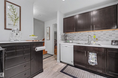 5420 146 Avenue Nw, Edmonton, AB - Indoor Photo Showing Kitchen
