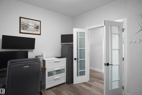 4709 Charles Bay Sw, Edmonton, AB - Indoor