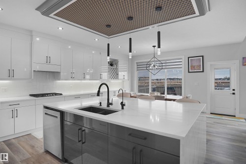 4709 Charles Bay Sw, Edmonton, AB - Indoor Photo Showing Kitchen With Double Sink With Upgraded Kitchen