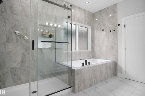 4709 Charles Bay Sw, Edmonton, AB - Indoor Photo Showing Bathroom