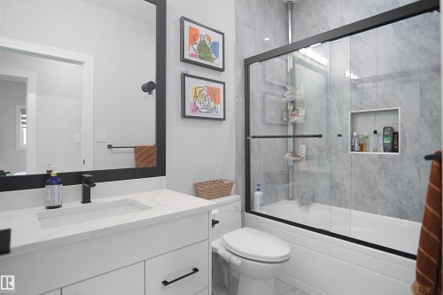 4709 Charles Bay Sw, Edmonton, AB - Indoor Photo Showing Bathroom