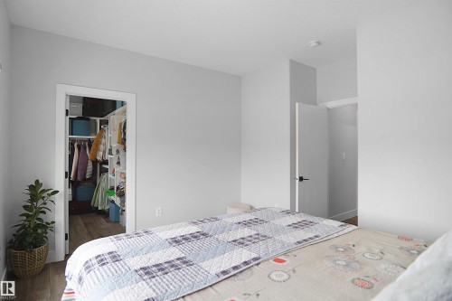 4709 Charles Bay Sw, Edmonton, AB - Indoor Photo Showing Bedroom
