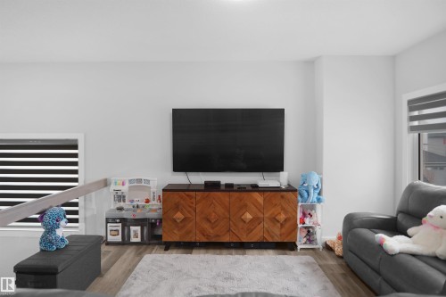 4709 Charles Bay Sw, Edmonton, AB - Indoor Photo Showing Other Room