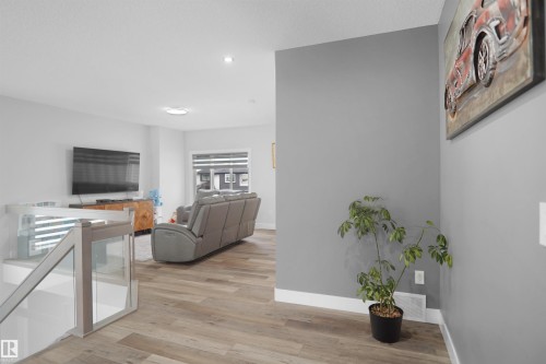 4709 Charles Bay Sw, Edmonton, AB - Indoor