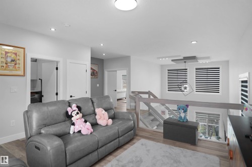 4709 Charles Bay Sw, Edmonton, AB - Indoor Photo Showing Living Room