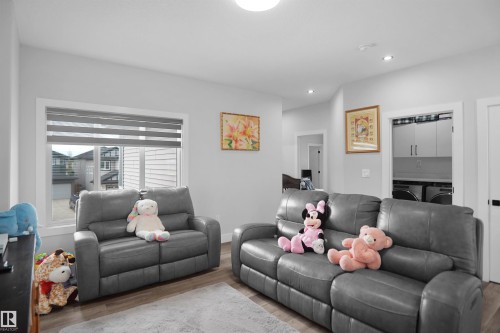 4709 Charles Bay Sw, Edmonton, AB - Indoor Photo Showing Living Room