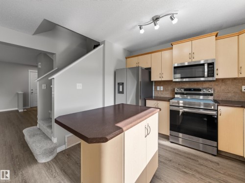 7835 Schmid Place Nw, Edmonton, AB - Indoor Photo Showing Kitchen