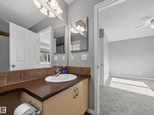 7835 Schmid Place Nw, Edmonton, AB - Indoor Photo Showing Bathroom