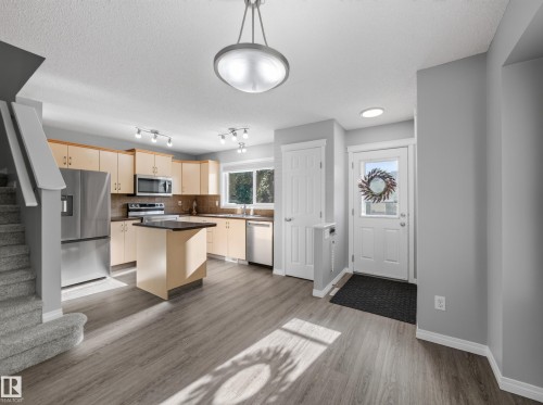 7835 Schmid Place Nw, Edmonton, AB - Indoor Photo Showing Kitchen