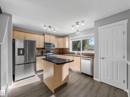 7835 Schmid Place Nw, Edmonton, AB - Indoor Photo Showing Kitchen