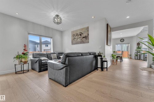 5208 23A Avenue Sw, Edmonton, AB - Indoor Photo Showing Living Room