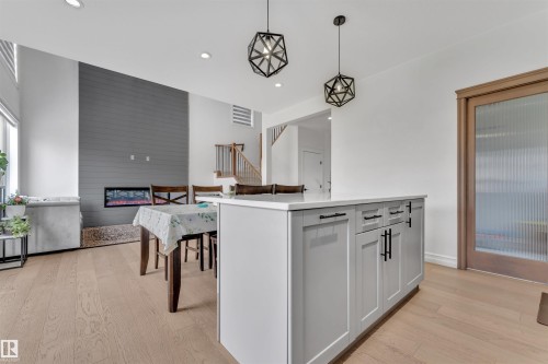 5208 23A Avenue Sw, Edmonton, AB - Indoor