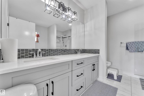 5208 23A Avenue Sw, Edmonton, AB - Indoor Photo Showing Bathroom
