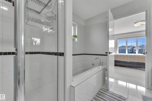 5208 23A Avenue Sw, Edmonton, AB - Indoor Photo Showing Bathroom