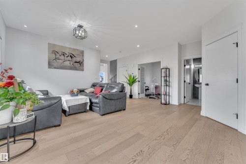 5208 23A Avenue Sw, Edmonton, AB - Indoor Photo Showing Living Room