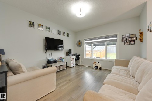1020 Daniels Loop Sw, Edmonton, AB - Indoor Photo Showing Living Room