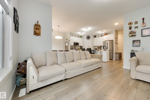 1020 Daniels Loop Sw, Edmonton, AB - Indoor Photo Showing Living Room