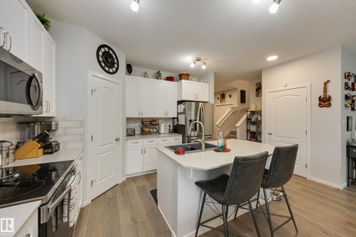 1020 Daniels Loop Sw, Edmonton, AB - Indoor Photo Showing Kitchen