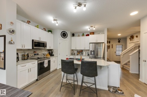 1020 Daniels Loop Sw, Edmonton, AB - Indoor Photo Showing Kitchen With Upgraded Kitchen