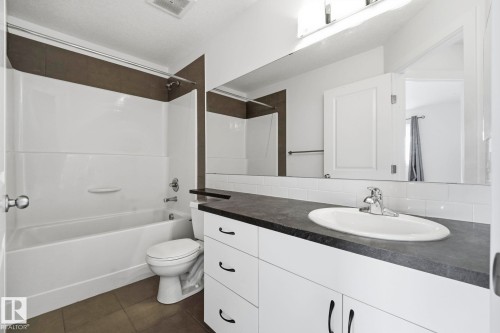 #18 13810 166 Av Nw, Edmonton, AB - Indoor Photo Showing Bathroom