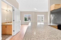 Spacious countertop with integrated breakfast bar - 