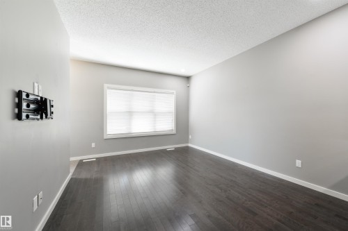 7058 Cardinal Way Sw, Edmonton, AB - Indoor Photo Showing Other Room