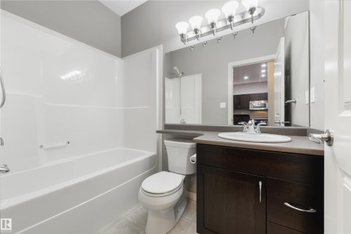 7058 Cardinal Way Sw, Edmonton, AB - Indoor Photo Showing Bathroom