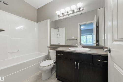 7058 Cardinal Way Sw, Edmonton, AB - Indoor Photo Showing Bathroom