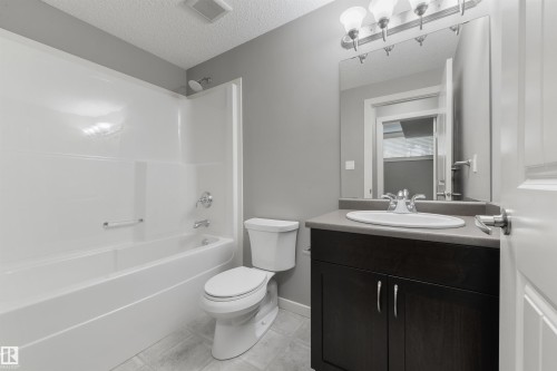 7058 Cardinal Way Sw, Edmonton, AB - Indoor Photo Showing Bathroom