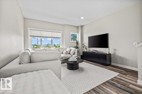 #4 1636 Kerr Rd Nw, Edmonton, AB - Indoor Photo Showing Living Room
