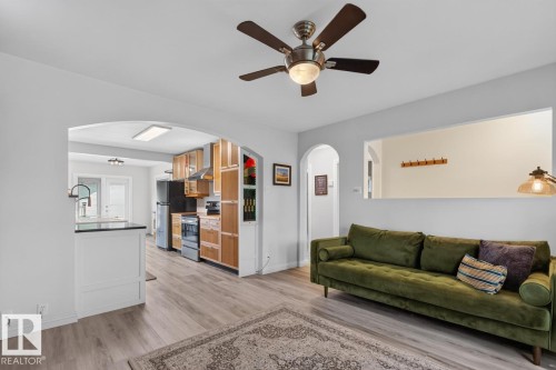 11834 59 Street Nw, Edmonton, AB - Indoor Photo Showing Living Room