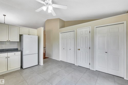 20 Highland Crescent, St. Albert, AB - Indoor Photo Showing Kitchen