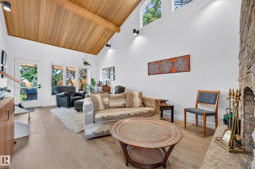 7828 119 Street Nw, Edmonton, AB - Indoor Photo Showing Living Room
