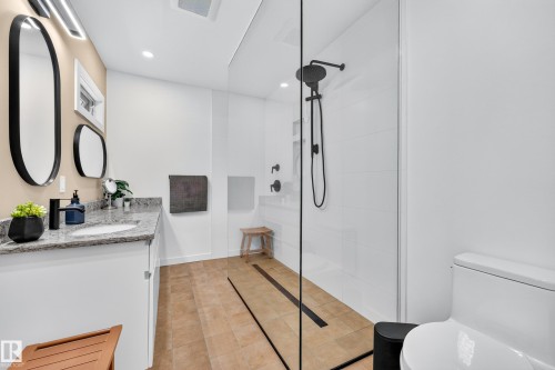 7828 119 Street Nw, Edmonton, AB - Indoor Photo Showing Bathroom