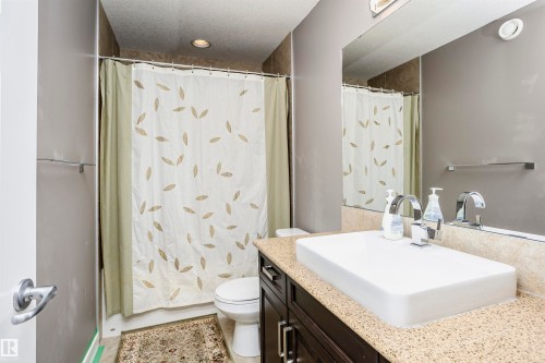 15848 13 Avenue Sw, Edmonton, AB - Indoor Photo Showing Bathroom