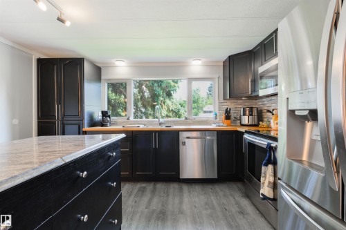 13 The Parkway Northwest, Edmonton, AB - Indoor Photo Showing Kitchen
