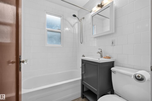 10424 76 Avenue Nw, Edmonton, AB - Indoor Photo Showing Bathroom