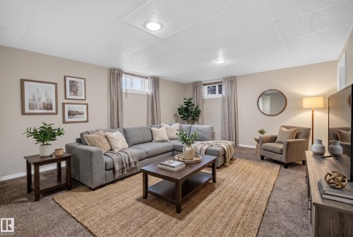10424 76 Avenue Nw, Edmonton, AB - Indoor Photo Showing Living Room