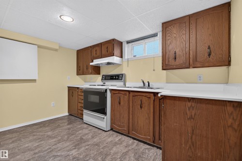 10424 76 Avenue Nw, Edmonton, AB - Indoor Photo Showing Kitchen