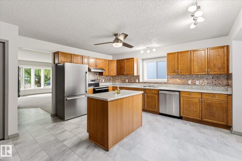 7704 152B Avenue Nw, Edmonton, AB - Indoor Photo Showing Kitchen