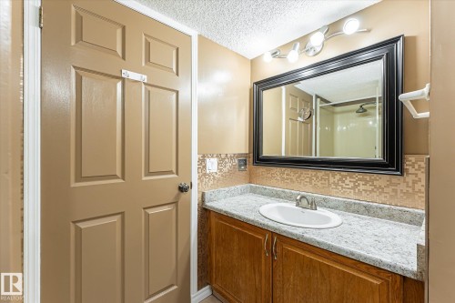 7704 152B Avenue Nw, Edmonton, AB - Indoor Photo Showing Bathroom
