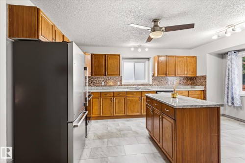 7704 152B Avenue Nw, Edmonton, AB - Indoor Photo Showing Kitchen