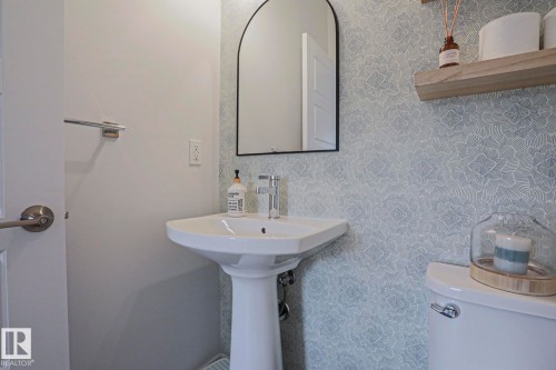 1921 Kroetsch Crescent Sw, Edmonton, AB - Indoor Photo Showing Bathroom