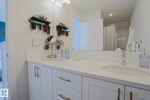 1921 Kroetsch Crescent Sw, Edmonton, AB - Indoor Photo Showing Bathroom