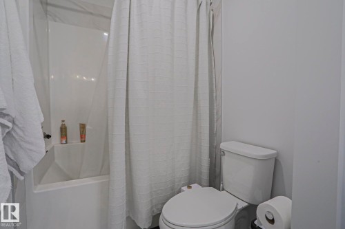 1921 Kroetsch Crescent Sw, Edmonton, AB - Indoor Photo Showing Bathroom
