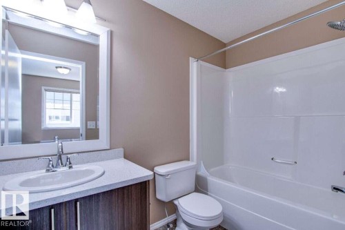 #15 8304 11 Av Sw, Edmonton, AB - Indoor Photo Showing Bathroom