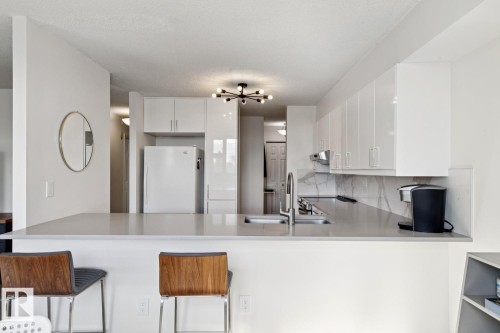 #401 10545 Saskatchewan Dr Nw, Edmonton, AB - Indoor Photo Showing Kitchen
