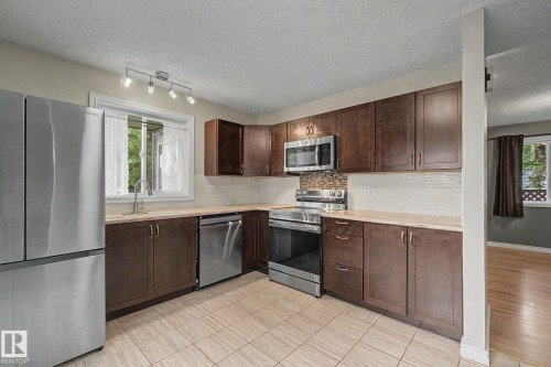 30 Matthew Road, Spruce Grove, AB - Indoor Photo Showing Kitchen