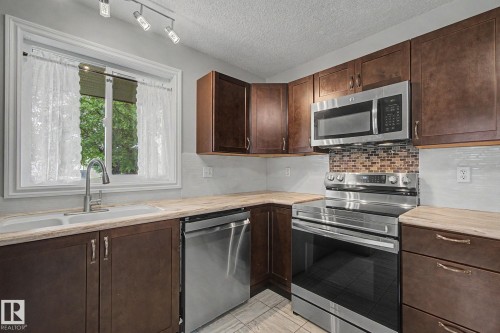 30 Matthew Road, Spruce Grove, AB - Indoor Photo Showing Kitchen